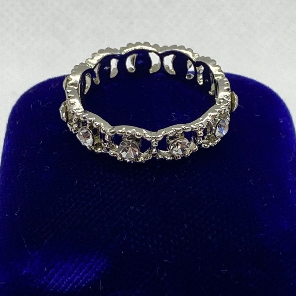 💛 Silver Tone Rhinestone Ring - Picture 2 of 5